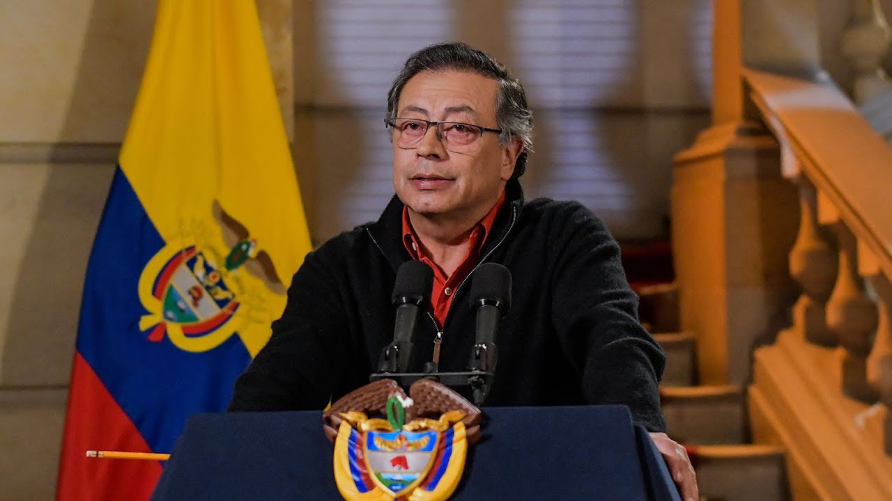El presidente de Colombia durante una alocución televisada en la Casa de Nariño, frente al escudo nacional y la bandera, en el contexto del debate sobre las alocuciones de Gustavo Petro