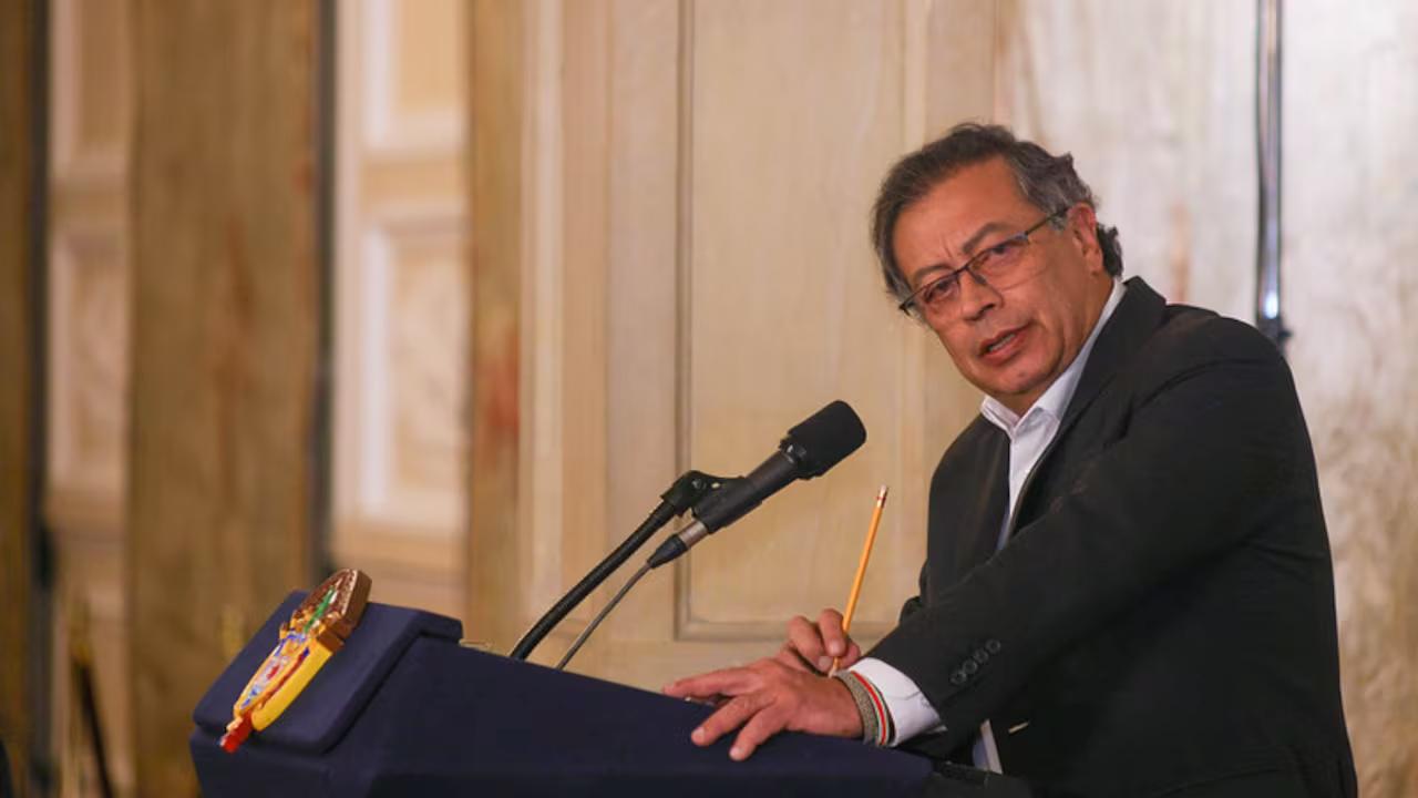 Gustavo Petro en un discurso desde el atril presidencial