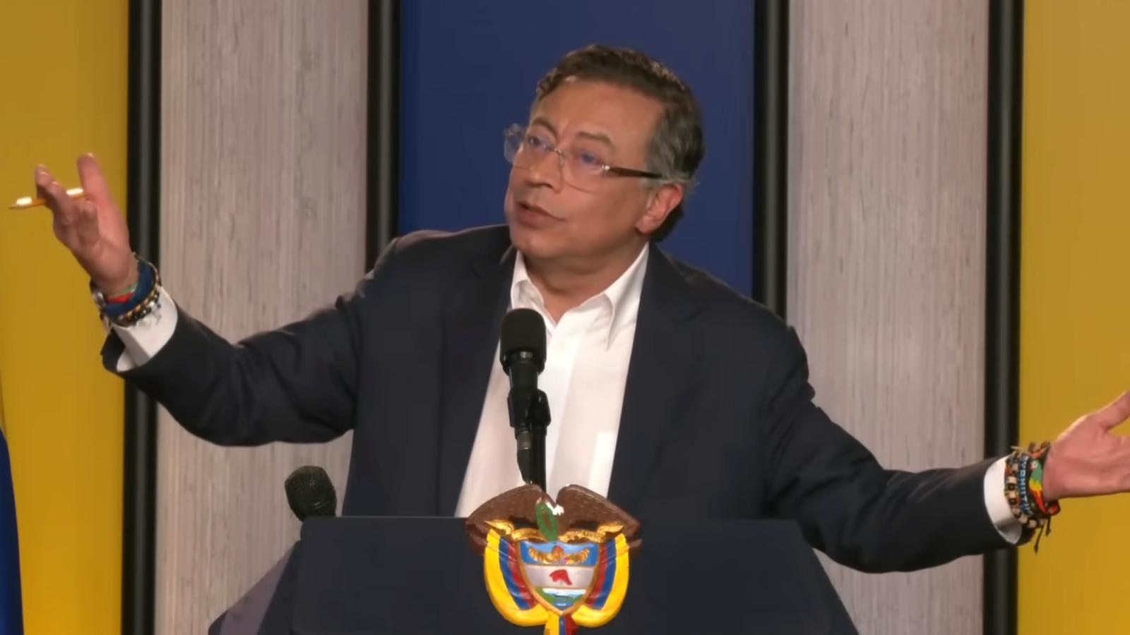 El presidente colombiano Gustavo Petro habla en la Casa de Nariño durante su conferencia sobre la ayuda de Estados Unidos a Colombia, con los brazos extendidos mientras defiende la independencia económica del país