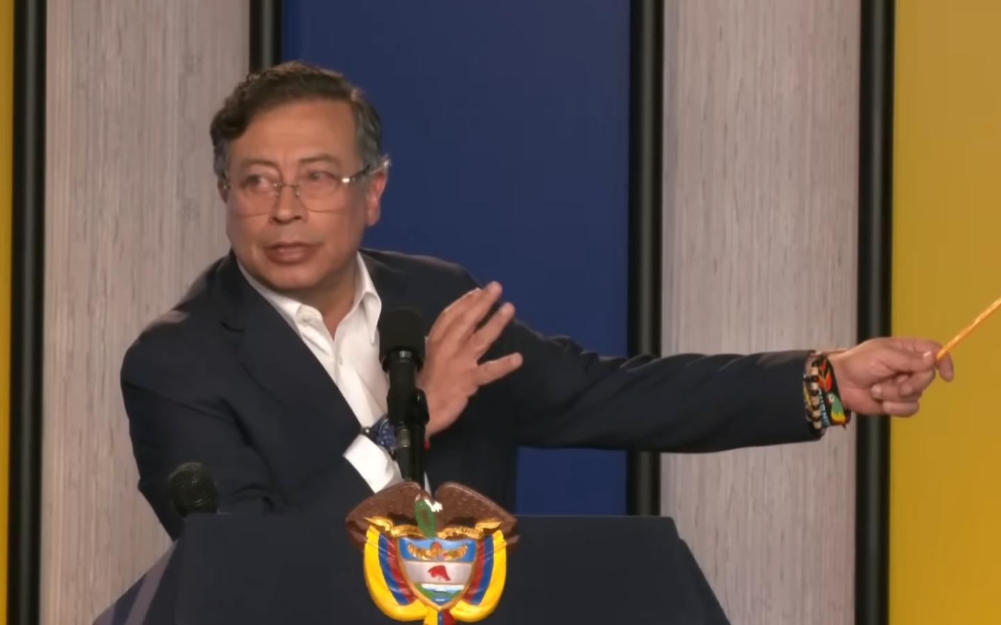 El presidente colombiano Gustavo Petro señala hacia un lado durante su conferencia en la Casa de Nariño, mientras denuncia la influencia del lobby de la extrema derecha en Estados Unidos y advierte sobre sus efectos en América Latina
