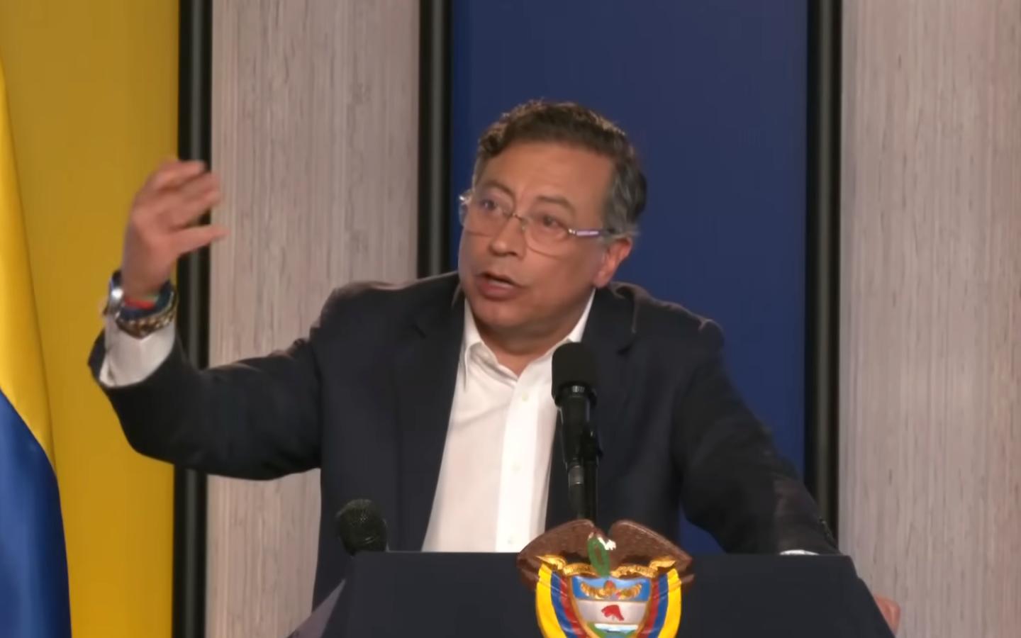 El presidente colombiano Gustavo Petro habla durante una conferencia de prensa en la Casa de Nariño, gesticulando mientras responde preguntas sobre su polémica frase “obreros del narcotráfico”
