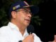 El presidente colombiano Gustavo Petro habla ante el público con micrófono en mano, usando gorra institucional, en referencia a su discurso sobre la prohibición de la cocaína