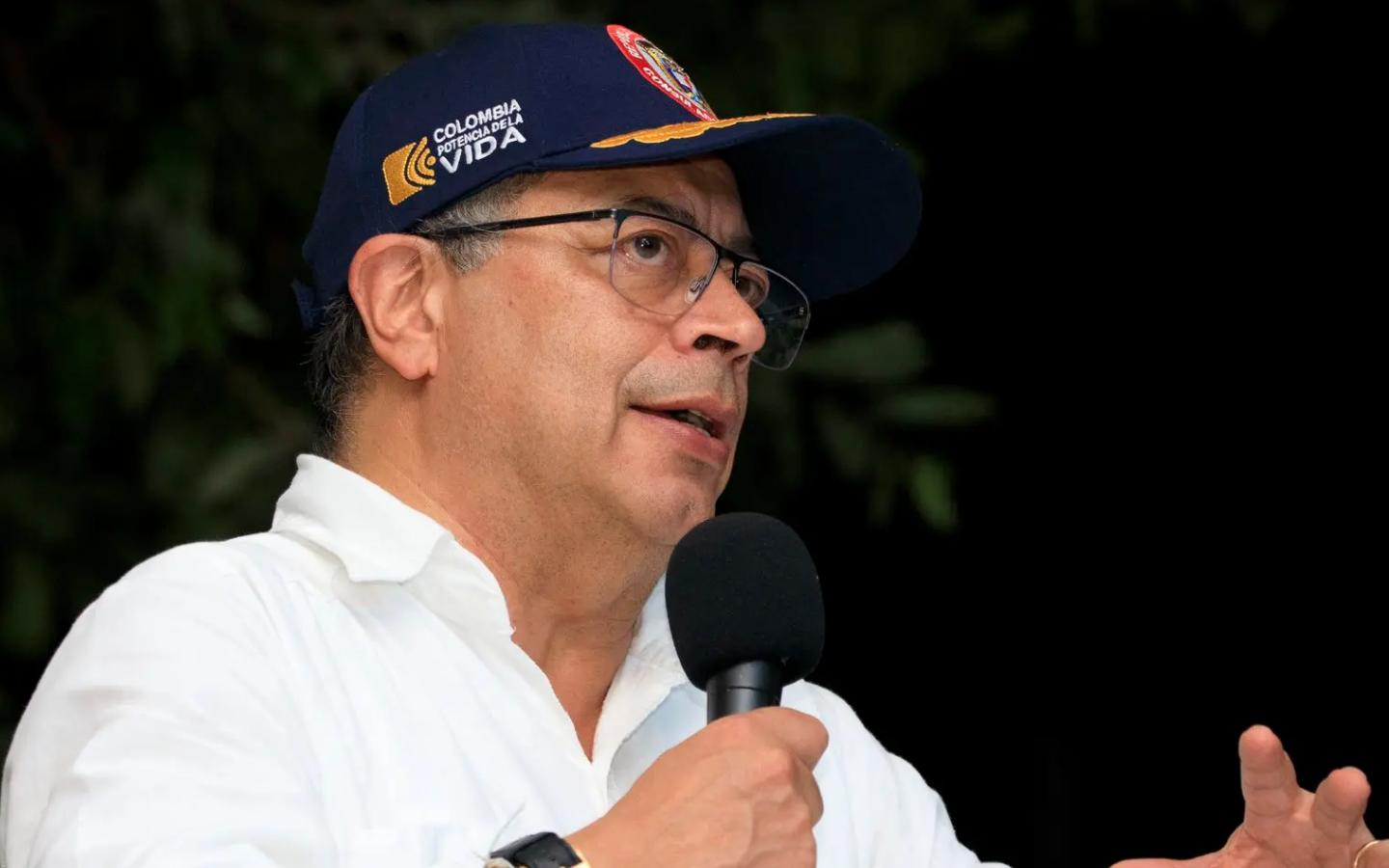 El presidente colombiano Gustavo Petro habla ante el público con micrófono en mano, usando gorra institucional, en referencia a su discurso sobre la prohibición de la cocaína