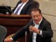 Gustavo Petro gesticulando con energía mientras habla desde su escaño en el Congreso de Colombia, durante un discurso político; imagen asociada a la carta pública de Gustavo Petro