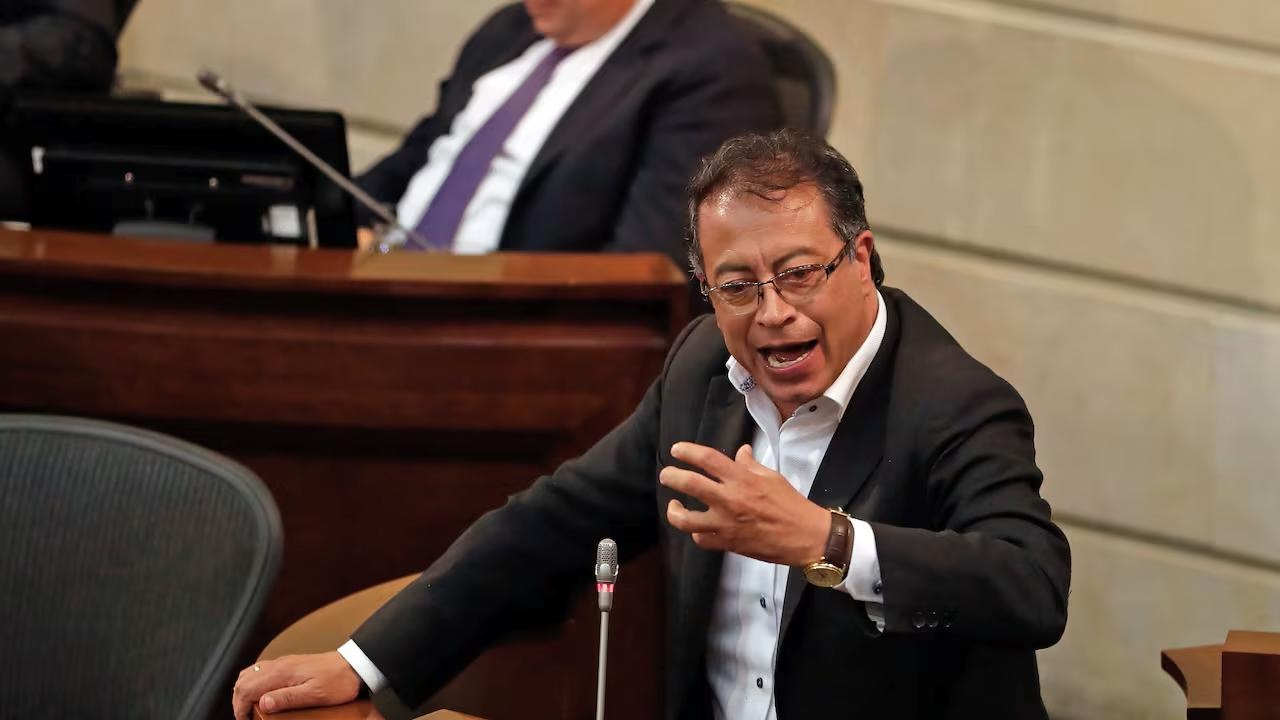 Gustavo Petro gesticulando con energía mientras habla desde su escaño en el Congreso de Colombia, durante un discurso político; imagen asociada a la carta pública de Gustavo Petro