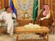 El presidente Gustavo Petro se reúne en Riad con el príncipe heredero Mohamed bin Salman en un salón decorado con motivos árabes y las banderas de Colombia y Arabia Saudita al fondo