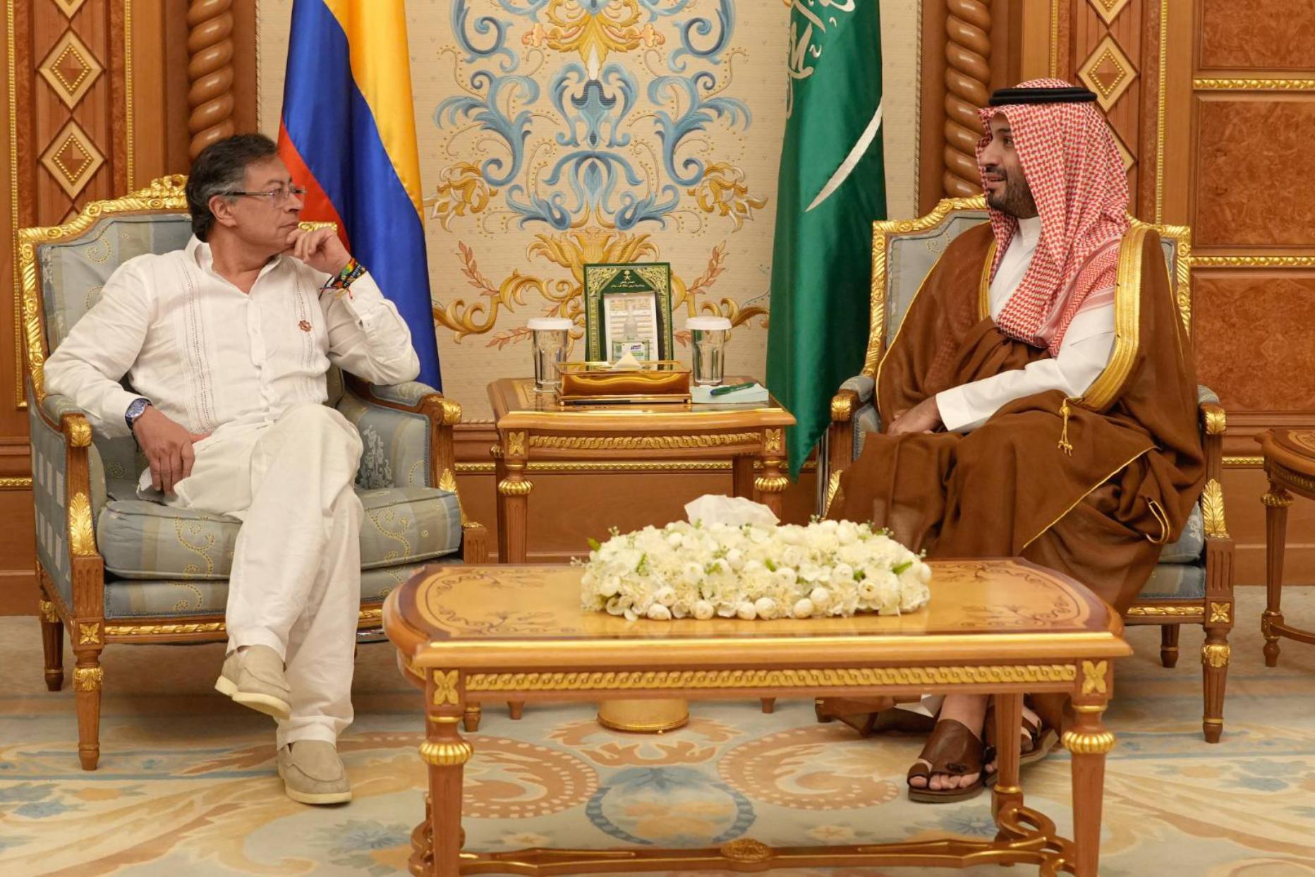 El presidente Gustavo Petro se reúne en Riad con el príncipe heredero Mohamed bin Salman en un salón decorado con motivos árabes y las banderas de Colombia y Arabia Saudita al fondo