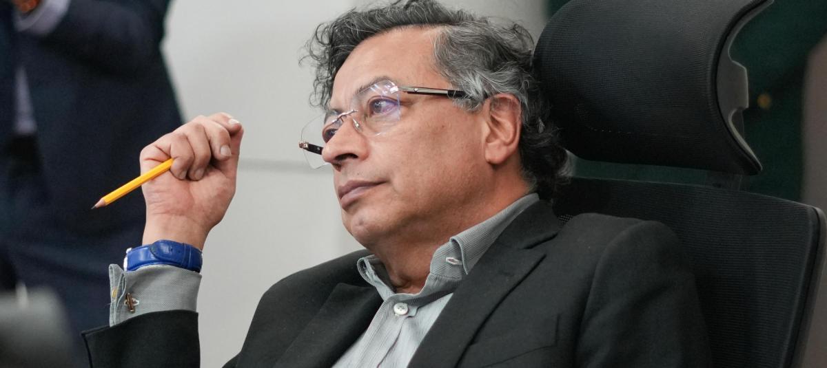 Gustavo Petro sostiene un lápiz mientras reflexiona durante una reunión de gobierno, en referencia a su propuesta de legalizar el cannabis y reemplazar la guerra antidrogas por inversión agraria