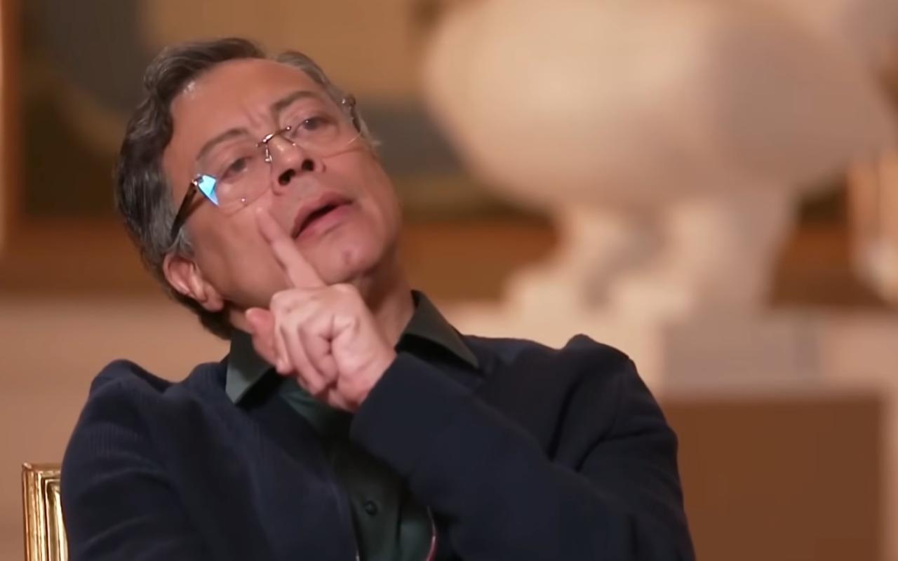 Gustavo Petro durante la entrevista con Daniel Coronell, gesticulando al hablar sobre su rechazo a invadir Venezuela y la defensa de la soberanía regional