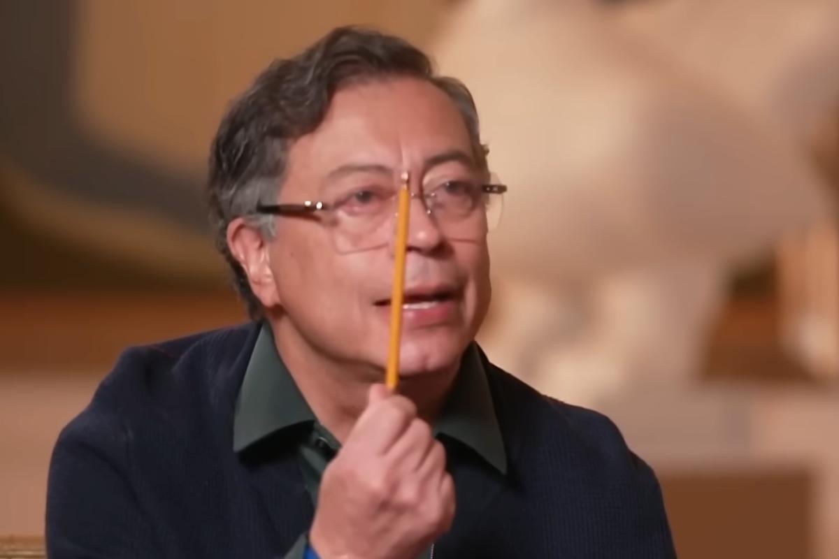Gustavo Petro durante su entrevista con Daniel Coronell, hablando sobre su visión política centrada en la defensa de la vida