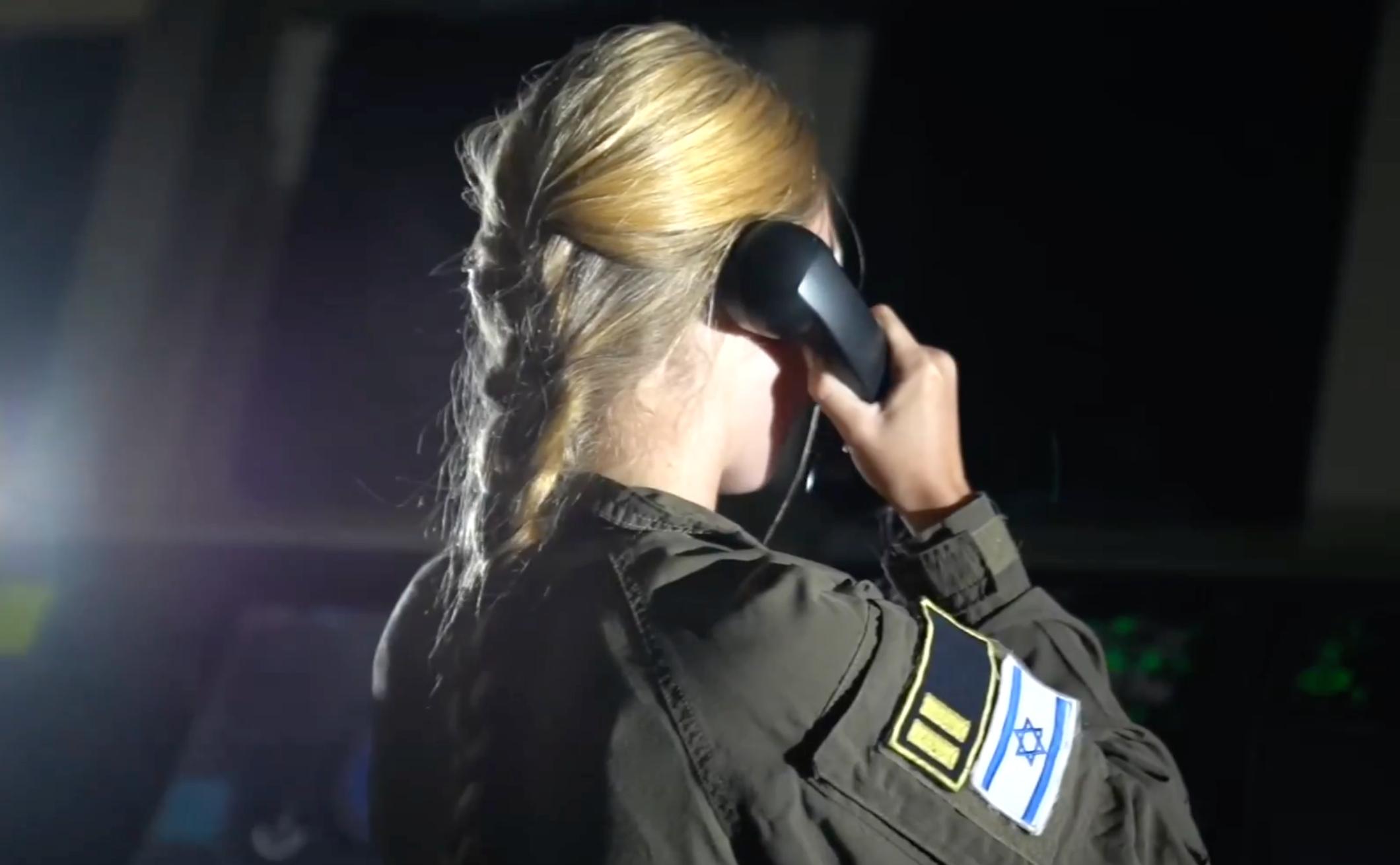 Oficial de la Marina israelí transmite mensaje por radio durante la operación en la que Israel intercepta la flotilla Hamas-Sumud