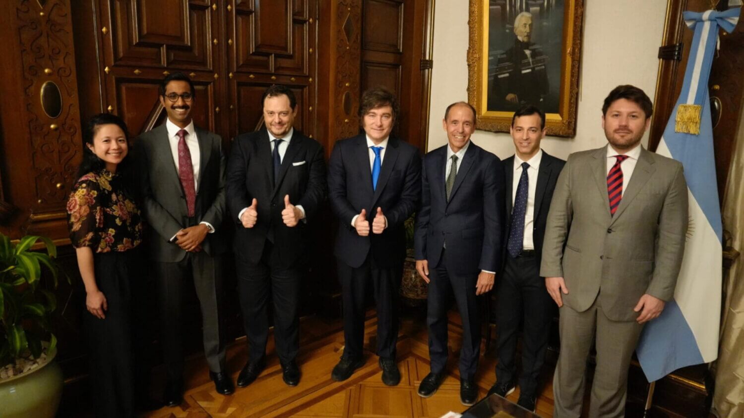 El presidente Javier Milei posa junto a representantes de OpenAI y funcionarios argentinos durante el anuncio del proyecto Stargate Argentina en la Casa Rosada