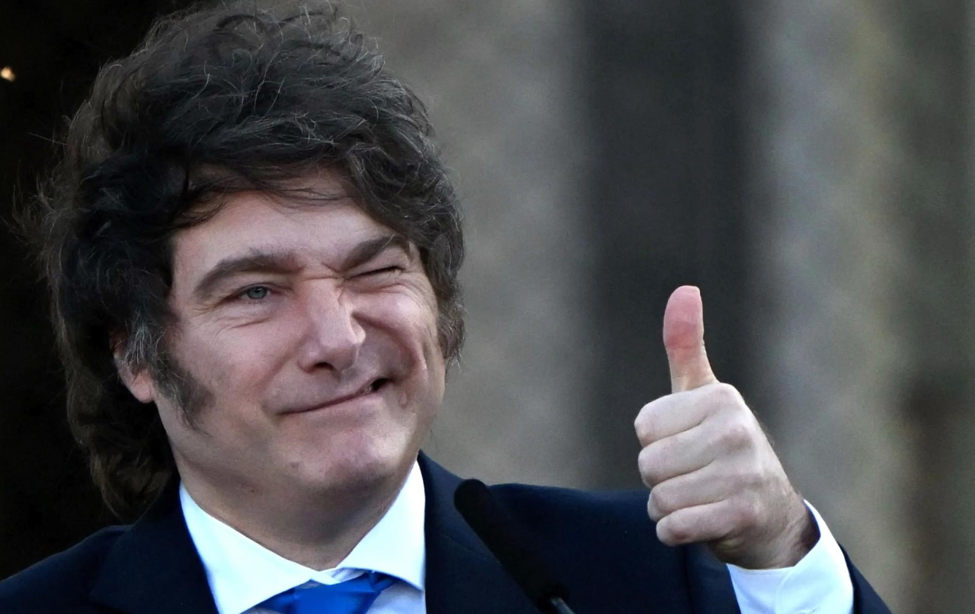 Presidente argentino sonríe y levanta el pulgar en el contexto del Swap por USD 20.000 millones con Estados Unidos