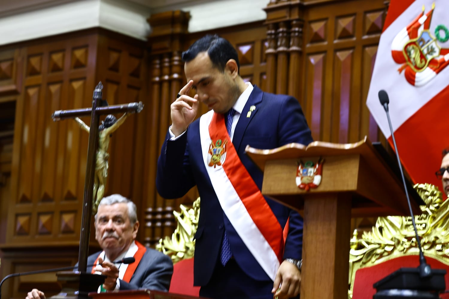 José Jerí Oré, nuevo presidente del Perú, realiza el juramento de asunción ante el Congreso de la República, con la banda presidencial y un crucifijo sobre el estrado, durante la ceremonia que marcó el inicio de su mandato
