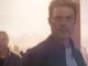 Karl Urban en primer plano caracterizado como Johnny Cage, con expresión seria y fondo difuminado, representando la nueva fecha de estreno de Mortal Kombat 2