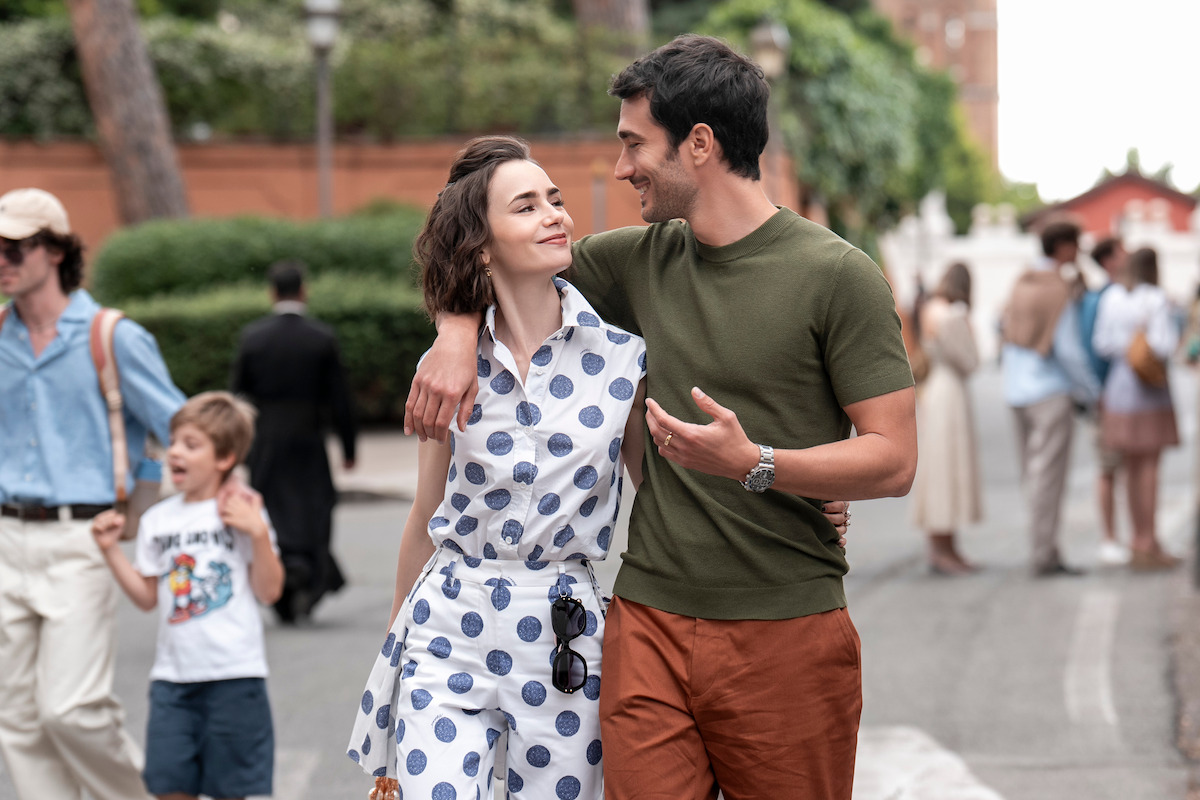 Lily Collins y Eugenio Franceschini caminando juntos por Roma en una escena de Emily en París temporada 5, reflejando el nuevo capítulo entre París y Roma