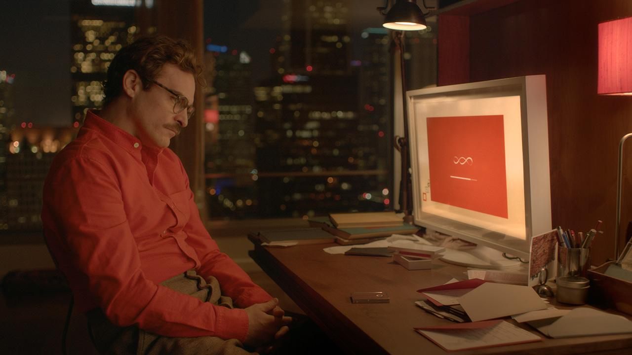 Escena de una película en la que un hombre observa la pantalla de su computadora con una luz cálida y reflexiva, representando la relación emocional entre humanos e inteligencia artificial en el contexto del contenido para adultos en ChatGPT
