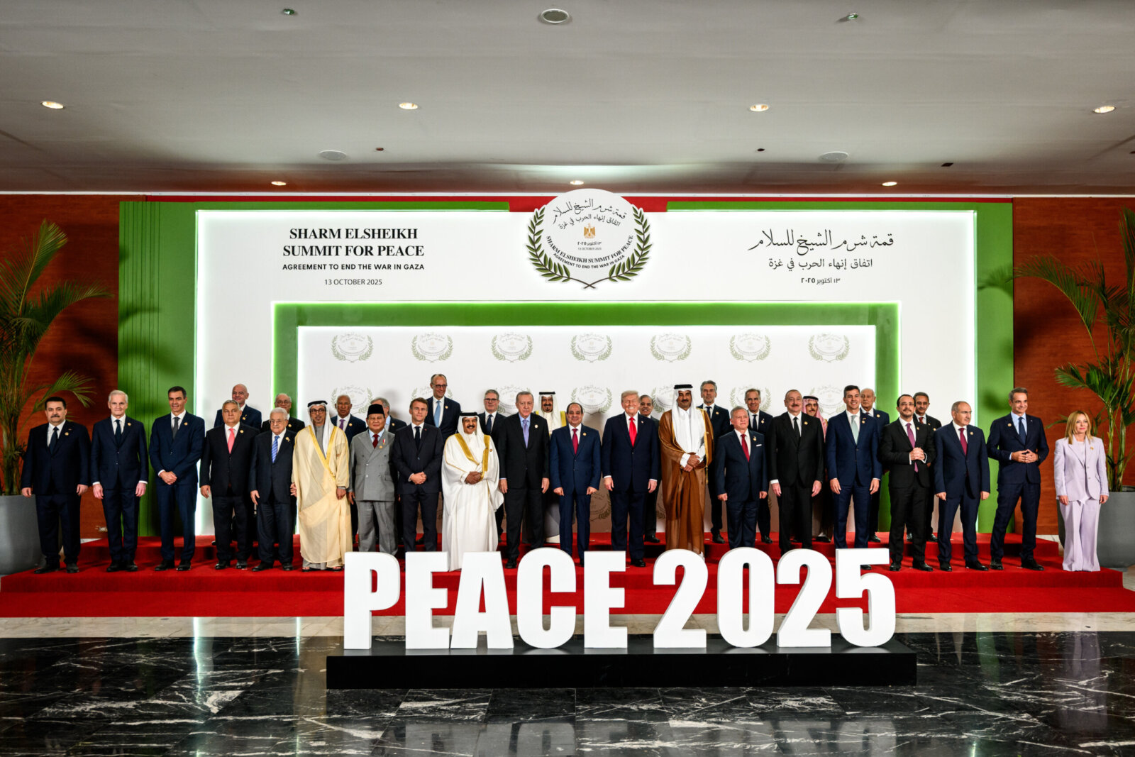 Líderes de distintos países posan en la Cumbre por la Paz de Sharm el-Sheikh 2025, donde se firmó el Acuerdo de paz de Medio Oriente para poner fin a la guerra en Gaza
