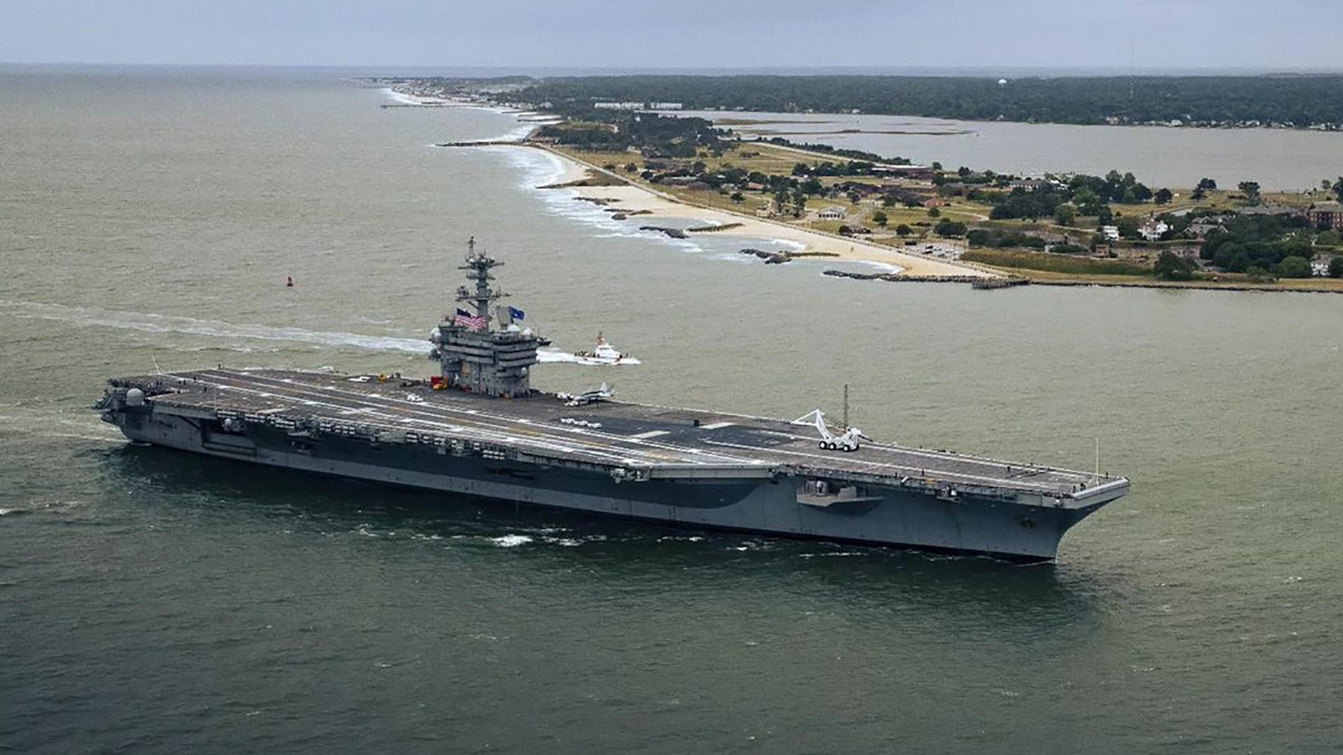 Portaaviones de la Armada estadounidense navegando cerca de una costa del Pacífico, imagen ilustrativa de la expansión de las bases militares de Estados Unidos en la región