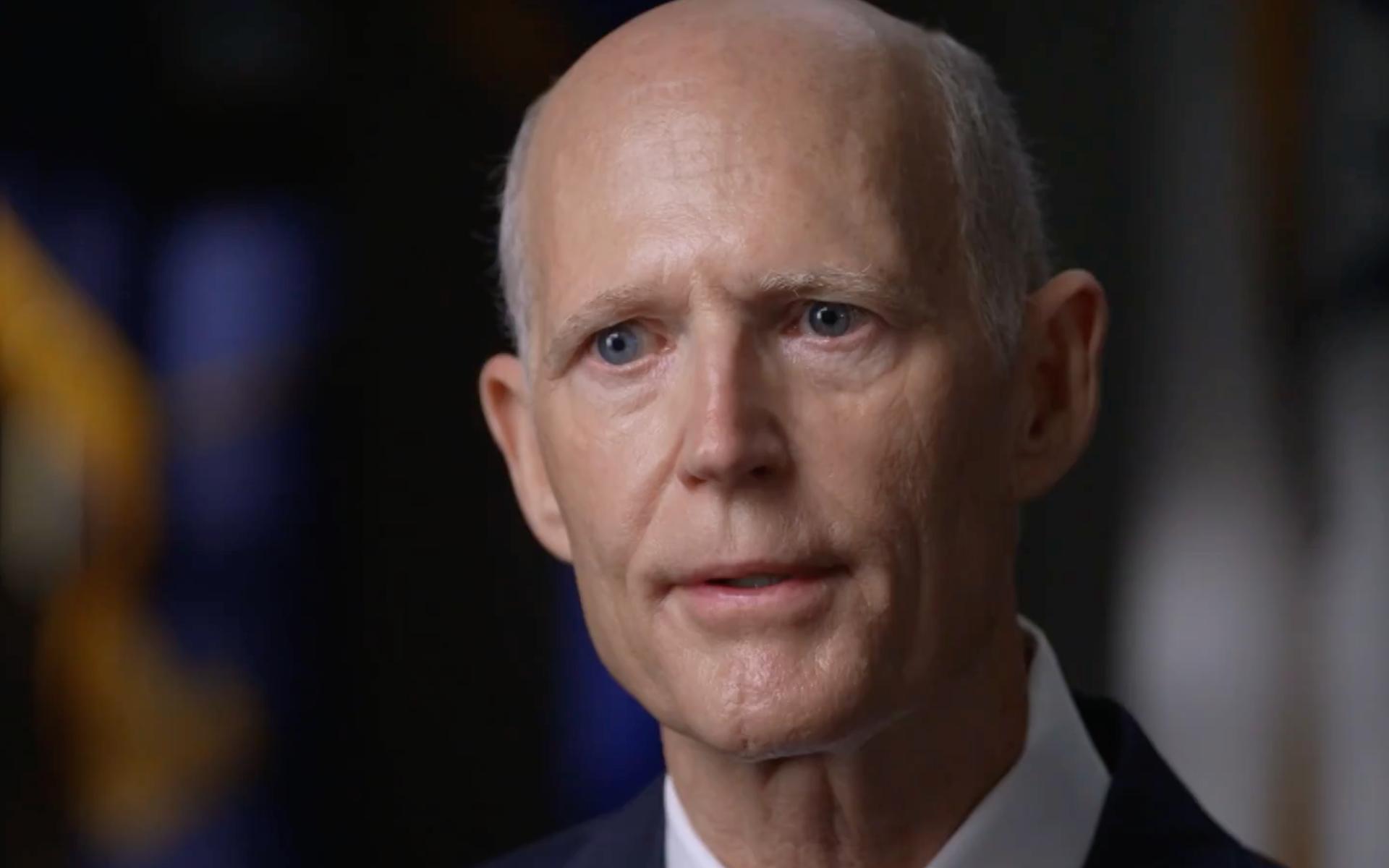Primer plano del senador estadounidense Rick Scott durante una entrevista televisiva, donde habló sobre la tensión con Venezuela y sugirió a Nicolás Maduro buscar refugio en Rusia o China