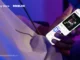 Una persona sostiene un teléfono Samsung Galaxy con la pantalla mostrando Roblox en la Galaxy Store, ilustrando la llegada de Roblox en Samsung y Xbox Ally