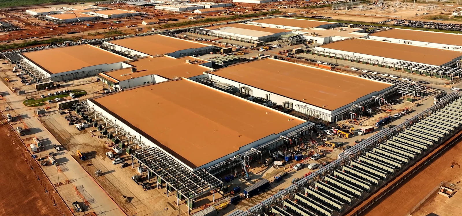 Vista aérea de un centro de datos de gran escala similar al que OpenAI planea construir en el marco del proyecto Stargate Argentina