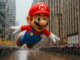 Montaje que muestra a Mario en el Desfile de Acción de Gracias de Macy’s, flotando como un globo gigante sobre Manhattan por el 40 aniversario de Super Mario Bros.