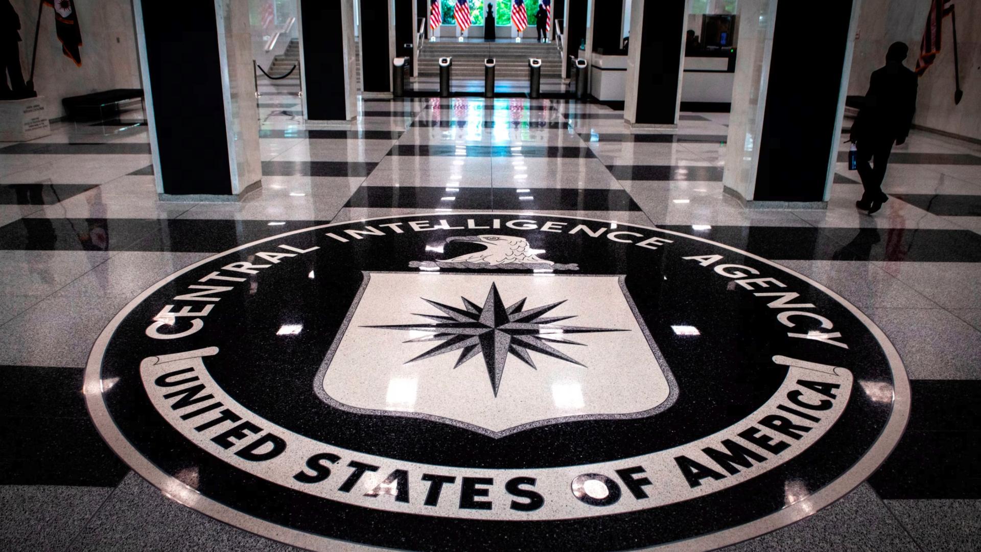 Vista del emblema de la Agencia Central de Inteligencia (CIA) en su sede principal en Langley, Virginia, símbolo de las operaciones de la CIA en Venezuela