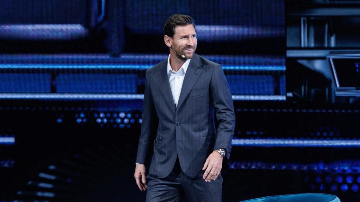 Lionel Messi sonríe mientras camina sobre el escenario del American Business Forum 2025 en Miami, durante su discurso sobre el mayor triunfo de su carrera
