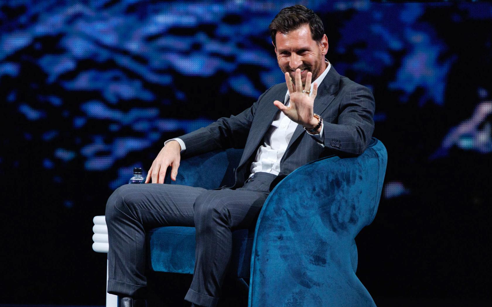 Lionel Messi sonríe y saluda al público mientras participa en el American Business Forum 2025 en Miami, durante el anuncio de la Messi Cup