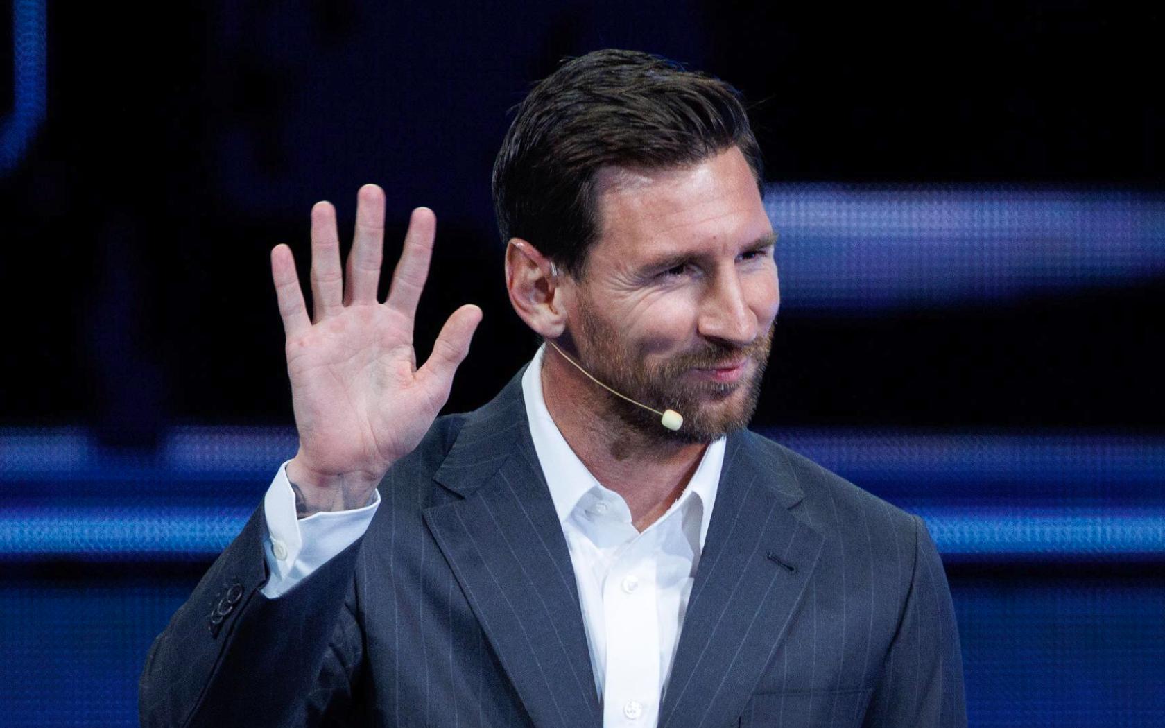 Lionel Messi saluda al público durante el American Business Forum 2025 en Miami, tras hablar sobre su futuro en el Inter Miami y su visión de Messi en el Mundial