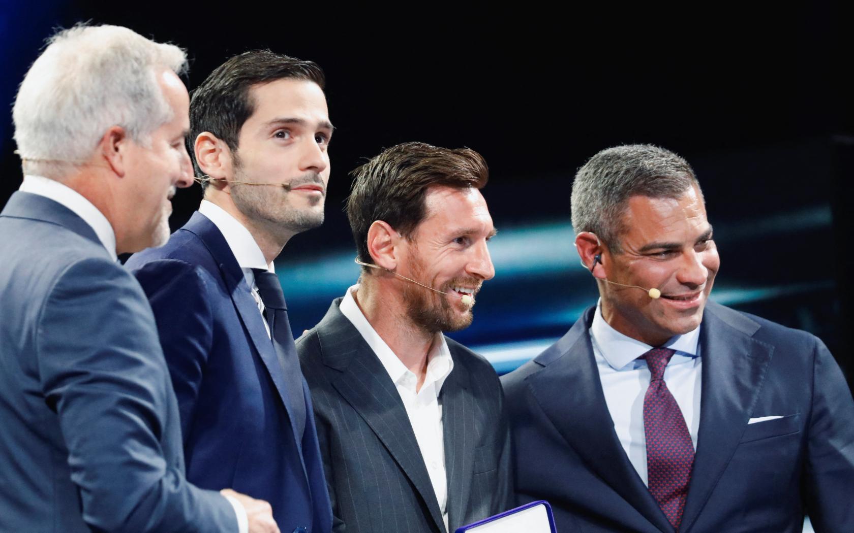 Lionel Messi sonríe junto a los presentadores del American Business Forum 2025 en Miami, tras hablar sobre su nueva etapa como Messi empresario