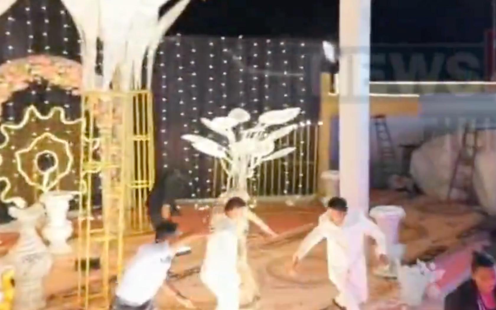 Captura del dron grabando un ataque en una boda: varias personas corren en el escenario decorado mientras se desarrolla el caos tras la agresión al novio