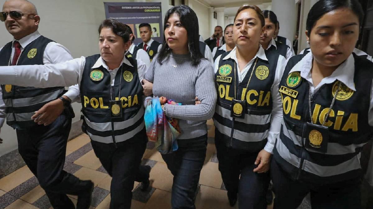 Betssy Chávez es escoltada por agentes de la Policía Nacional del Perú tras una diligencia judicial, antes de conocerse que estaba asilada en la embajada mexicana