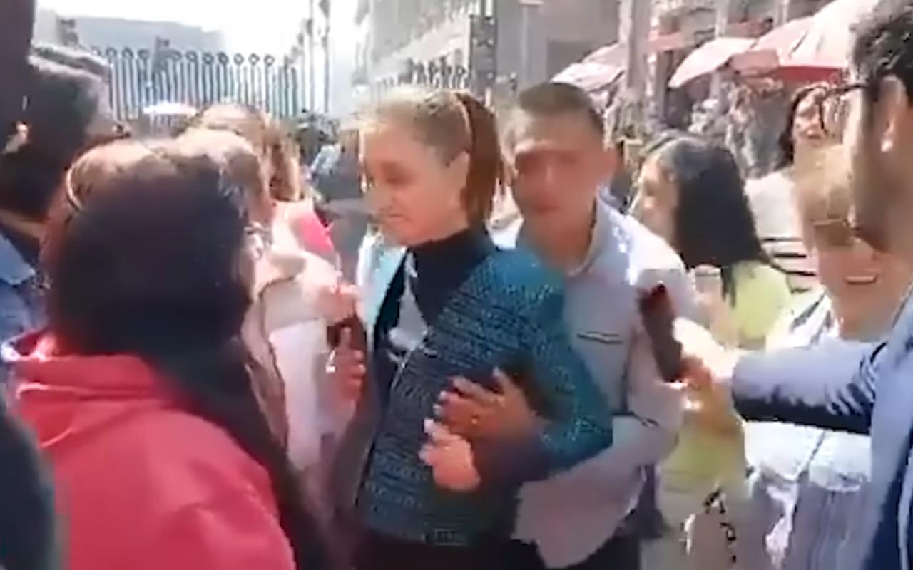 Momento en que un hombre se acerca por detrás y toca sin consentimiento a la presidente Claudia Sheinbaum durante un recorrido en el centro histórico de Ciudad de México; imagen relacionada con el acoso a Claudia Sheinbaum