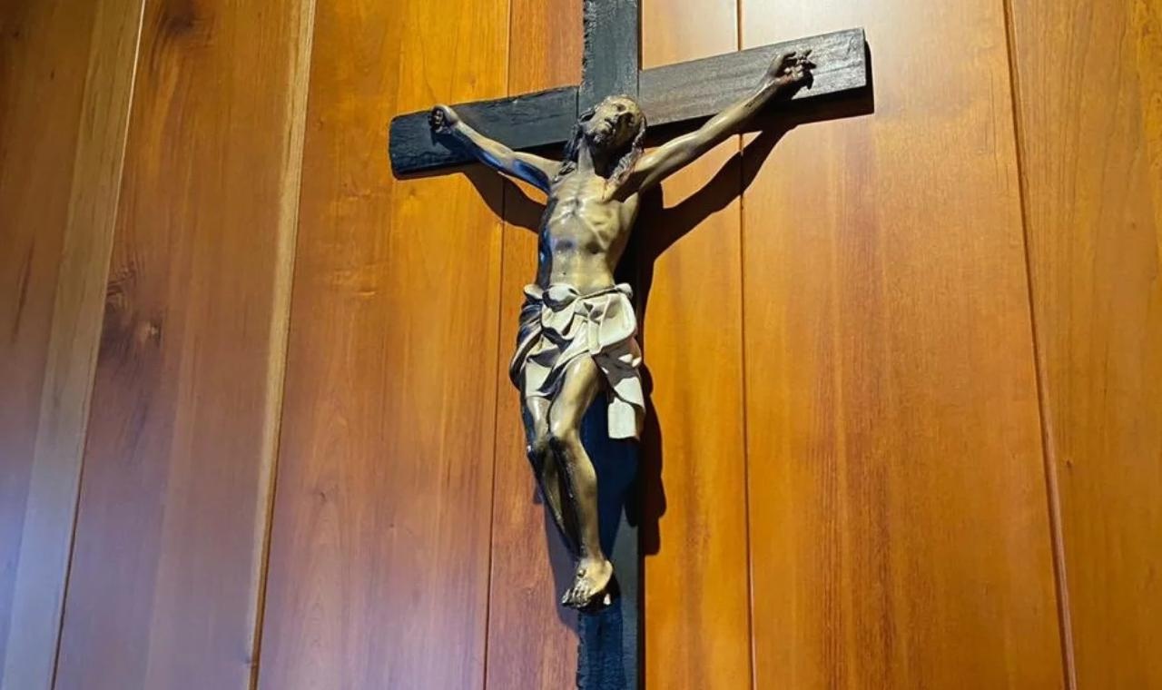 Crucifijo de madera colgado en la pared del recinto judicial donde sesionaba la Corte Constitucional, símbolo central del debate sobre los crucifijos en la corte y la laicidad del Estado colombiano.