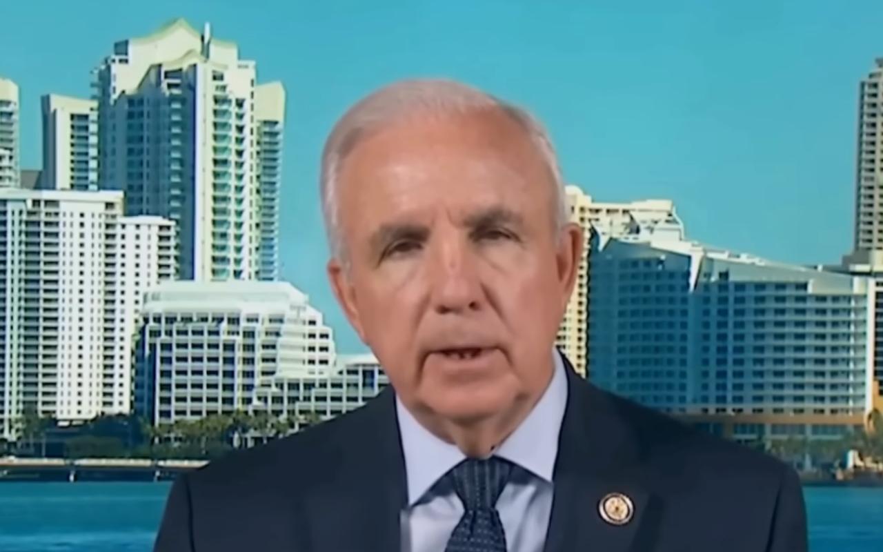 El congresista Carlos Giménez durante la entrevista en la que afirmó que Maduro saldrá del poder antes de Navidad, con fondo urbano y vista al mar