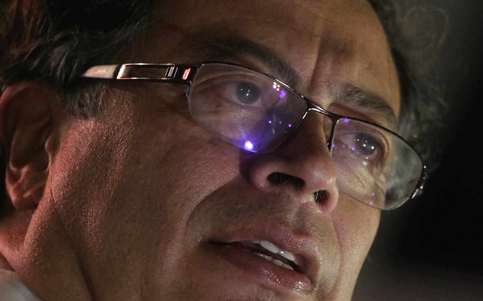 Primer plano del rostro de Gustavo Petro durante un acto público, imagen asociada a su frase “ser revolucionario es un problema mental”