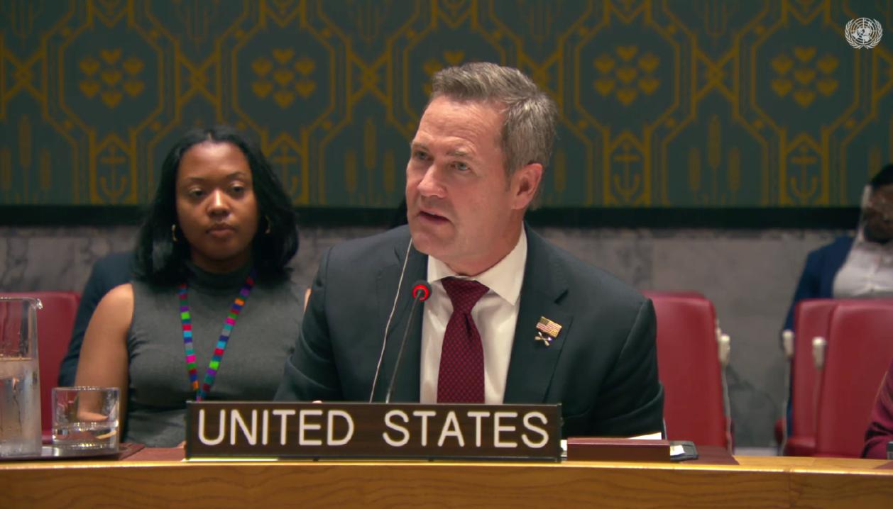 El embajador de Estados Unidos interviene en el Consejo de Seguridad de la ONU durante su discurso sobre el proceso de paz de Colombia, con el letrero “United States” visible frente a él