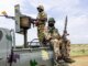 Soldados nigerianos patrullan una zona rural en Borno State a bordo de una camioneta militar equipada con ametralladora, en medio de la ofensiva contra grupos extremistas y denuncias internacionales de genocidio cristiano en Nigeria
