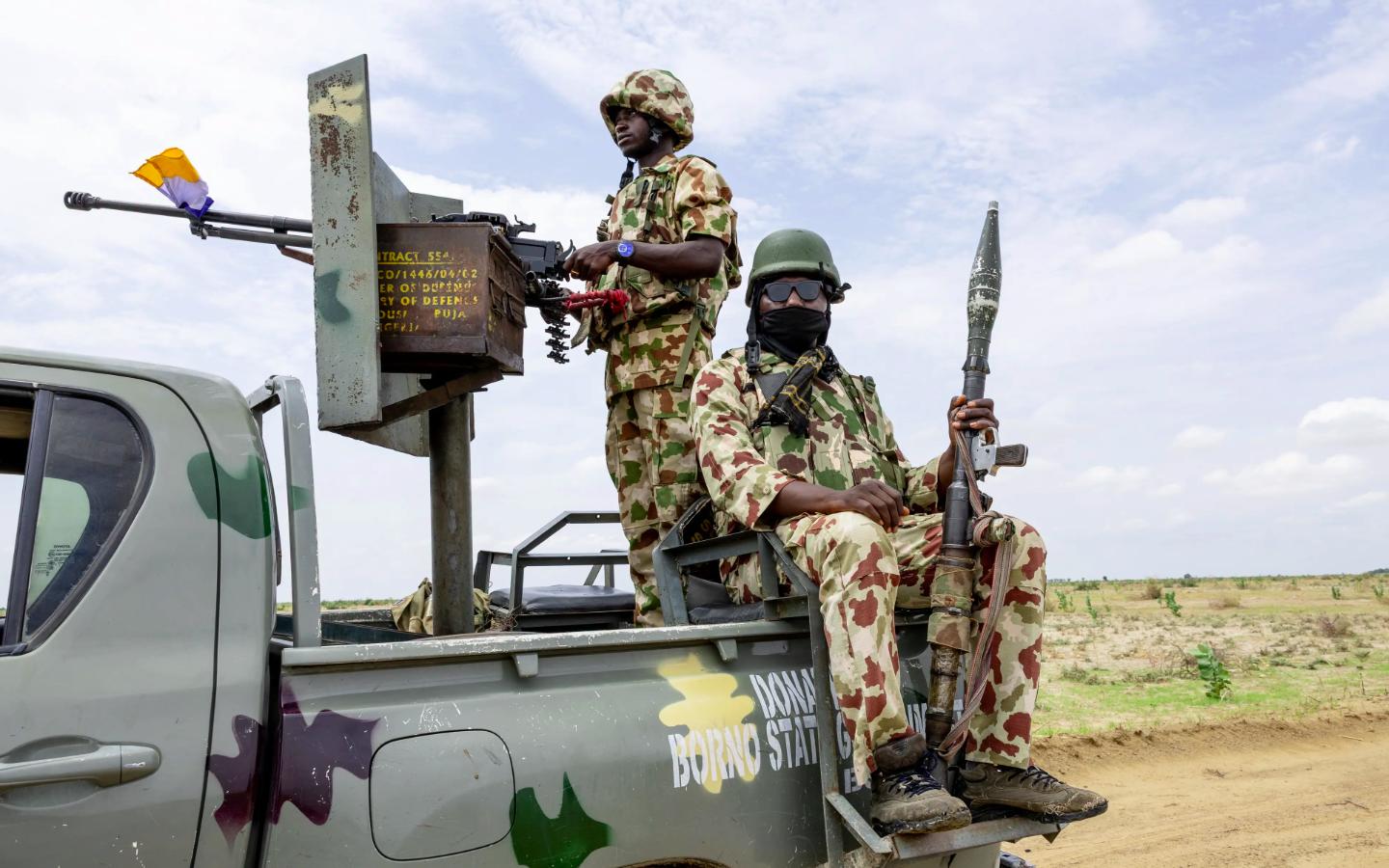 Soldados nigerianos patrullan una zona rural en Borno State a bordo de una camioneta militar equipada con ametralladora, en medio de la ofensiva contra grupos extremistas y denuncias internacionales de genocidio cristiano en Nigeria