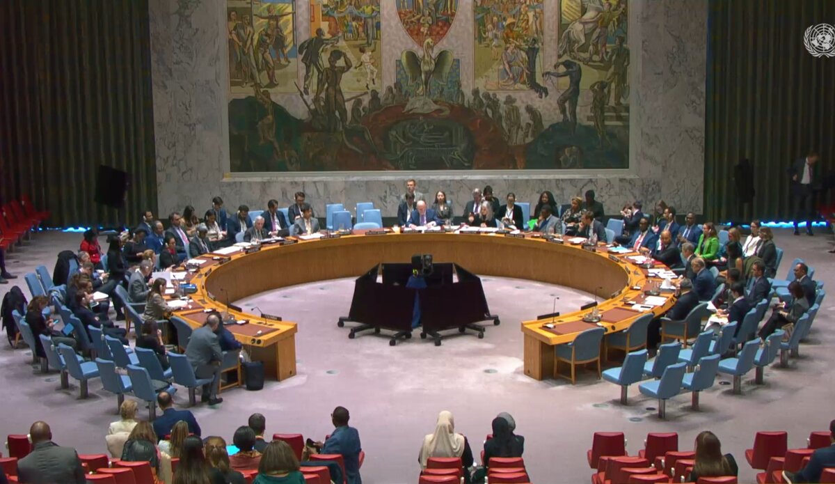 Vista general del Consejo de Seguridad de la ONU durante la sesión en la que se debatió y votó la resolución sobre la ONU sobre el proceso de paz en Colombia, mostrando a los delegados reunidos en torno a la mesa circular del organismo