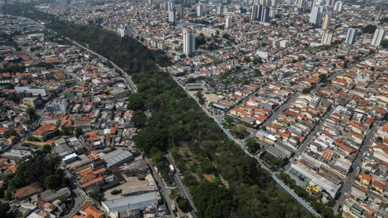 Vista aérea del Parque Lineal de Tiquatira atravesando la zona urbana de São Paulo. La franja verde, creada por Hélio da Silva y su parque lineal, contrasta con el entorno de cemento y muestra cómo la naturaleza puede renacer en medio de la ciudad