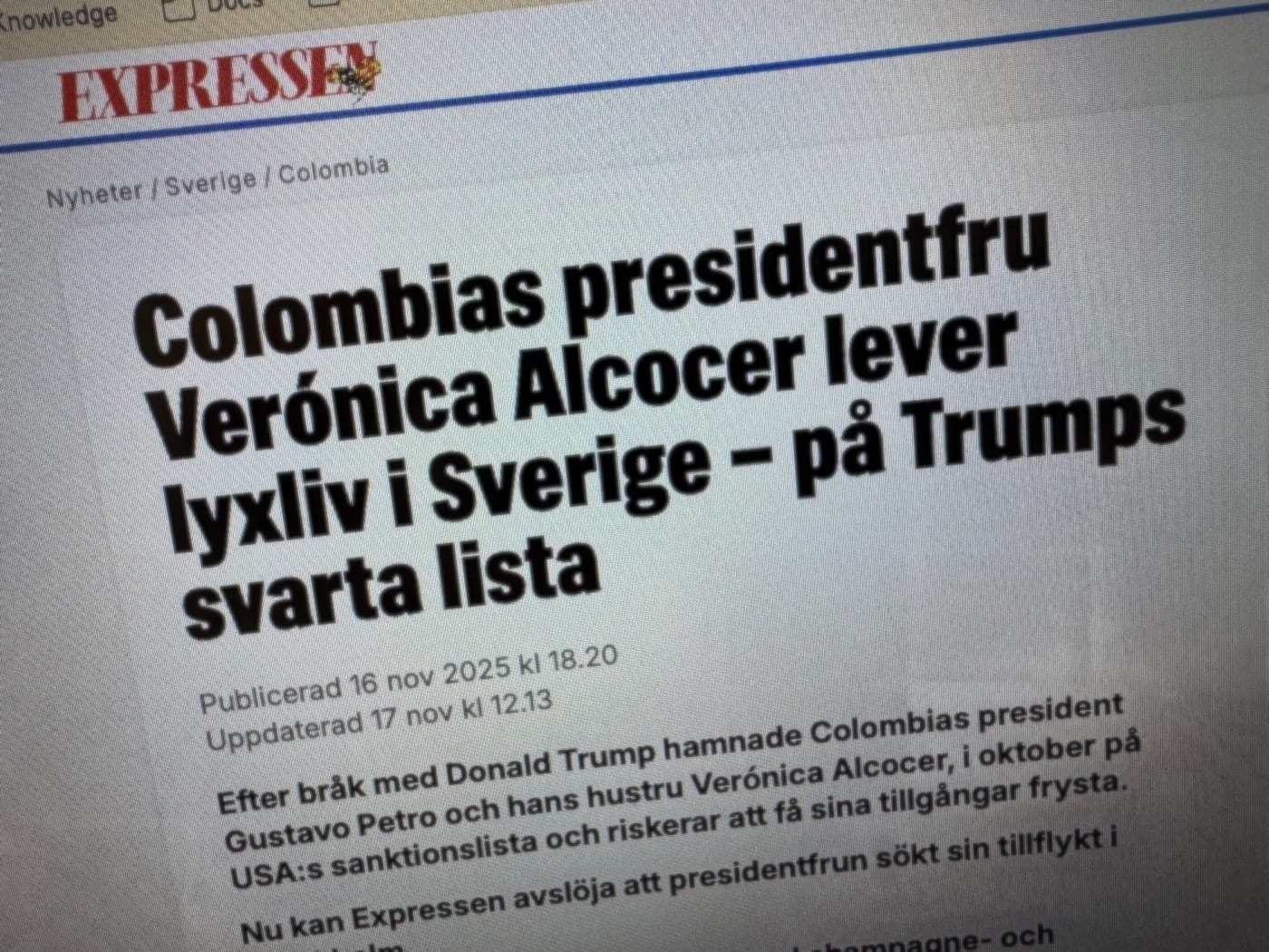 Fotografía de la pantalla de un computador que muestra un artículo del medio sueco Expressen. En el encabezado se lee un titular en sueco sobre Verónica Alcocer, acompañado de fechas de publicación y parte del texto inicial del reportaje. La imagen está tomada en ángulo, enfocando principalmente el título y el diseño del sitio web