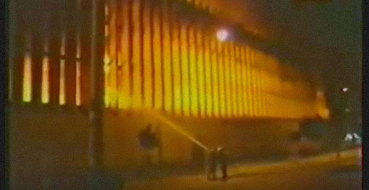 Bomberos intentan apagar el incendio del Palacio de Justicia durante la noche del 6 de noviembre de 1985, mientras las llamas consumen el edificio en uno de los momentos más críticos del asalto
