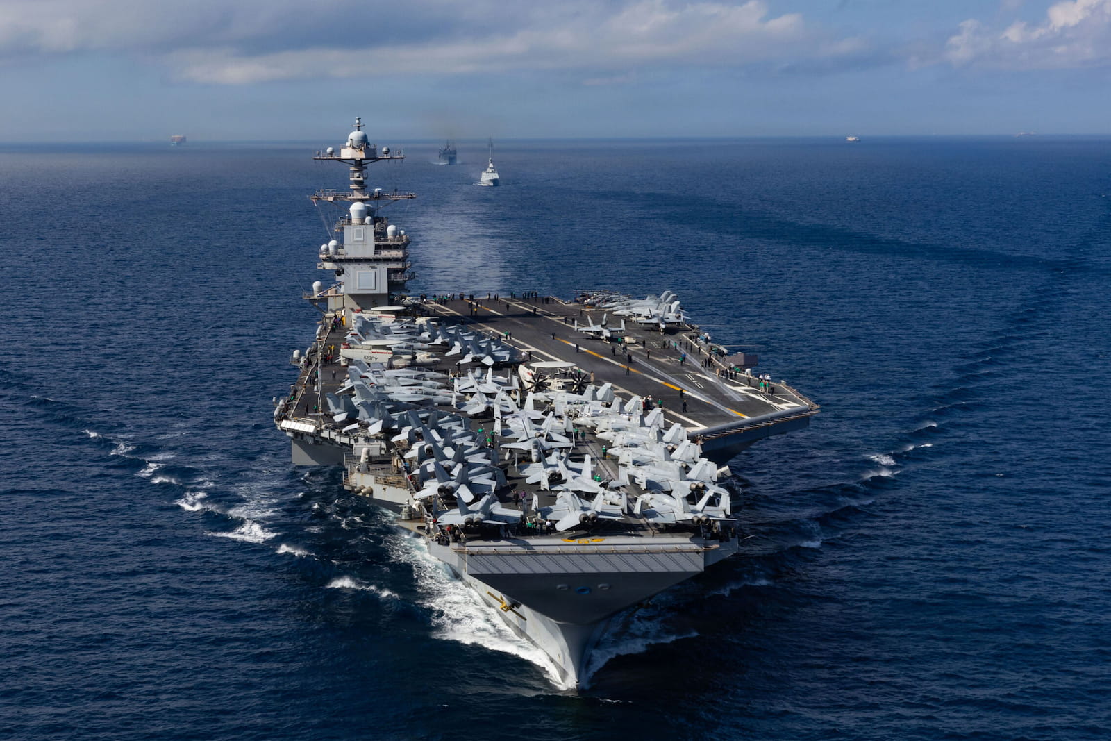 El portaaviones de Estados Unidos en el Caribe, el USS Gerald R. Ford, navega escoltado por buques y con decenas de cazas en cubierta durante su despliegue bajo el Comando Sur