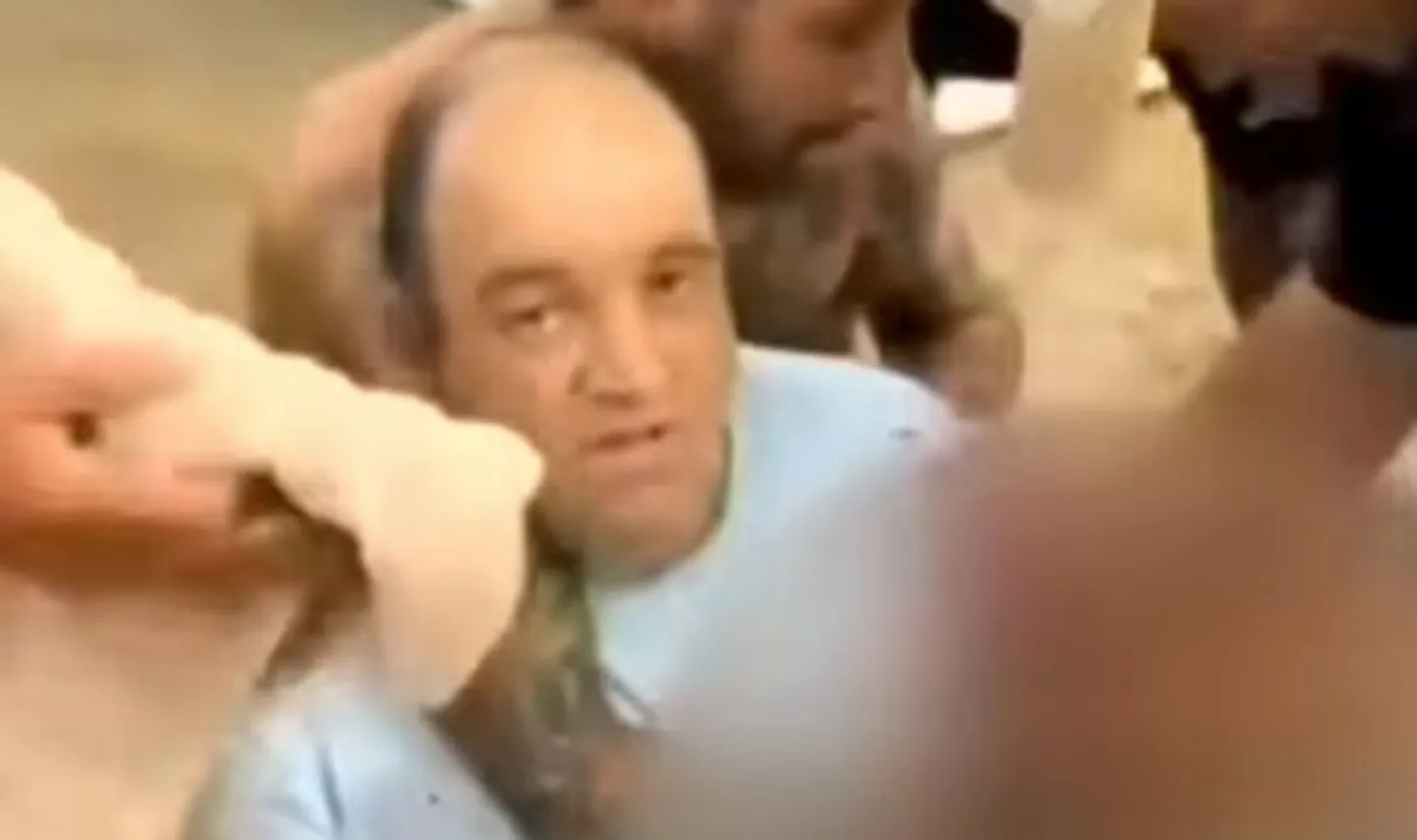 Ahmed recibe asistencia de varias personas tras resultar herido al desarmar a uno de los terroristas durante el ataque en Bondi Beach, Australia