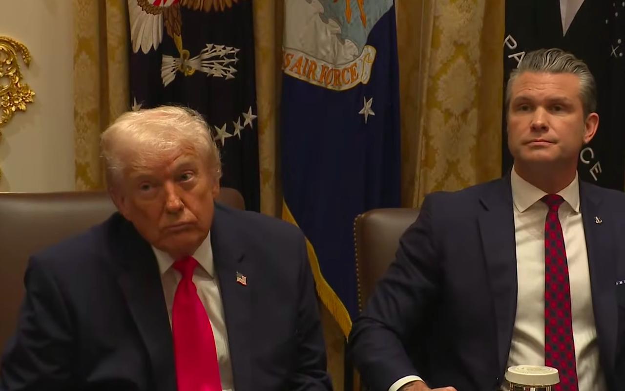 El presidente Donald Trump aparece sentado en una sala de reuniones de la Casa Blanca, junto a un asesor, durante una intervención pública sobre la crisis de drogas en EE. UU.