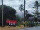 Bandera del ELN instalada junto a una carretera rural en Colombia, imagen asociada al anuncio del paro armado del ELN y la alerta en vías
