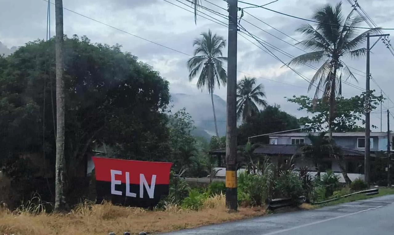 Bandera del ELN instalada junto a una carretera rural en Colombia, imagen asociada al anuncio del paro armado del ELN y la alerta en vías